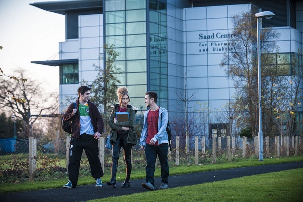 Students photographed with the SAAD building in the background - pharmacy and diabetes research. (Photo: Nigel McDowell/Ulster University)