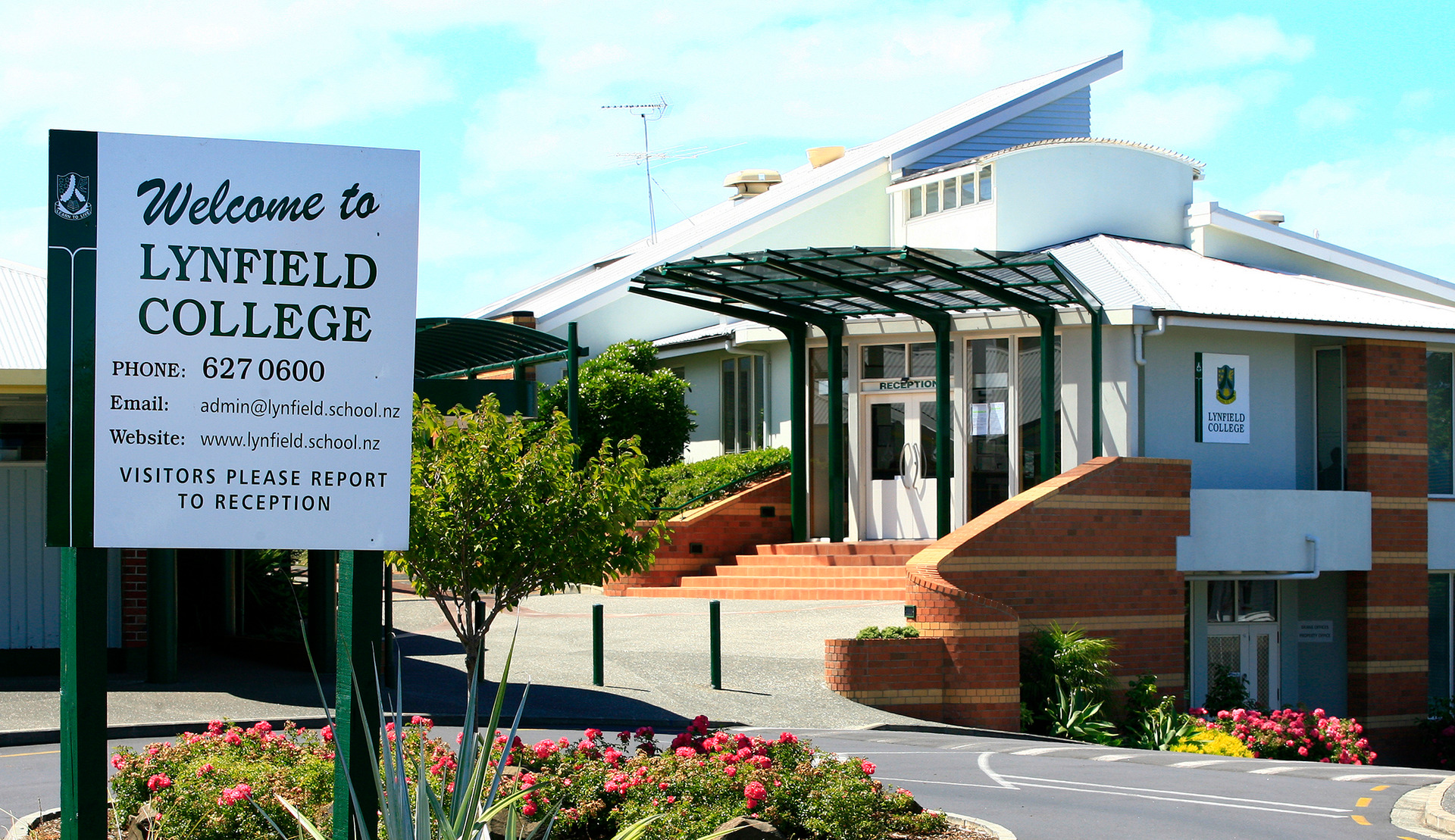 Lynfield College secondary school which is struggling with a very full school roll. 31 January 2007 
New Zealand Herald Photograph by Martin Sykes