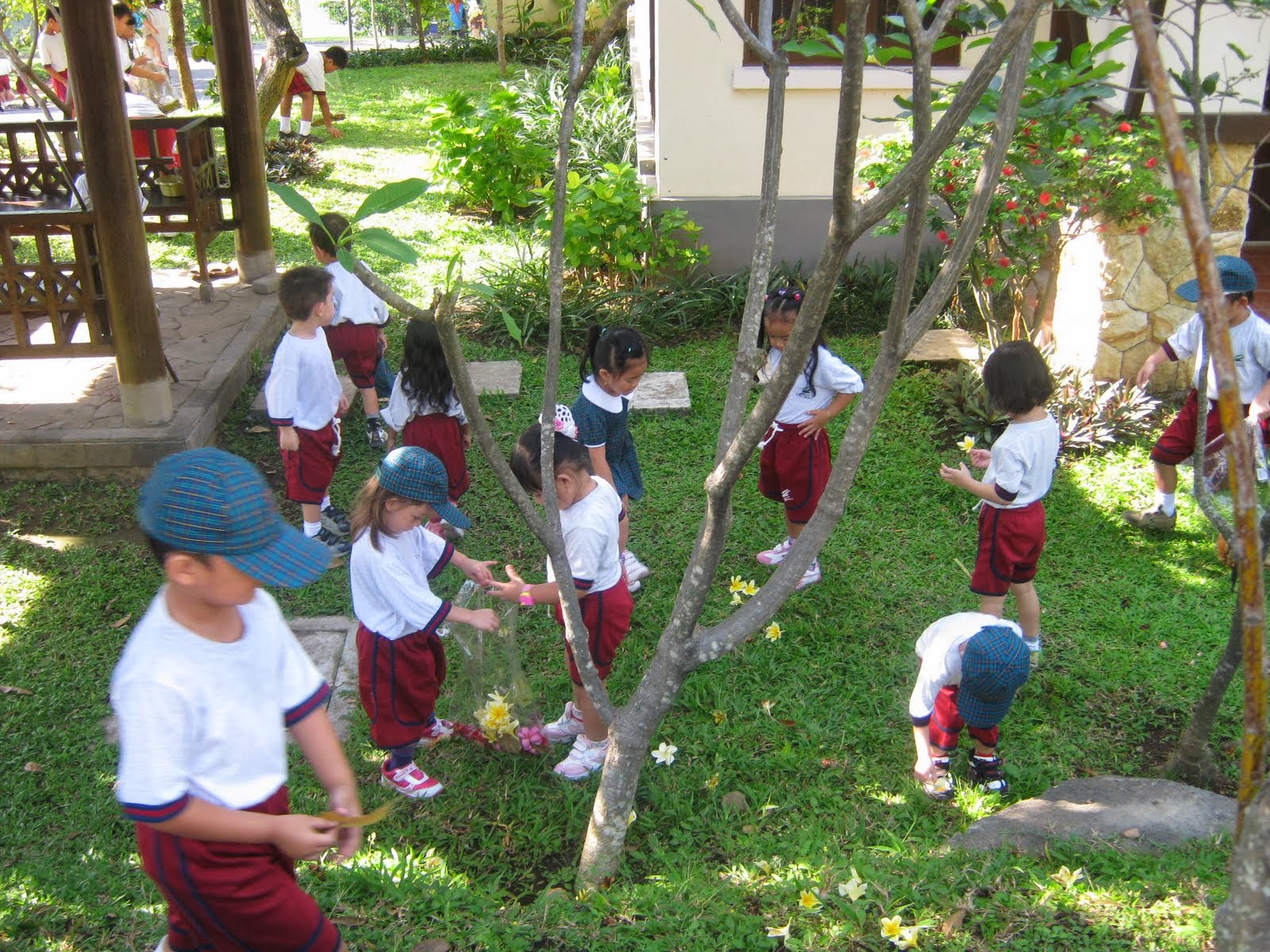 Menjaga Lingkungan Sekolah