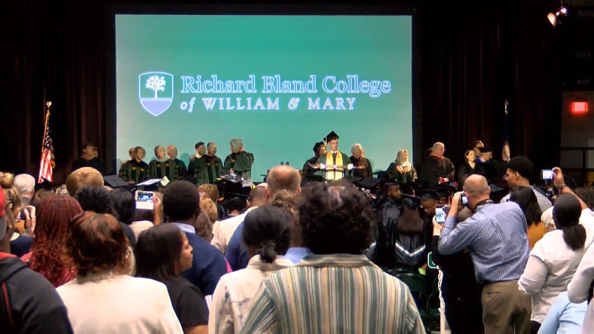 hinh-anh-5-ly-nen-hoc-tai-richard-bland-college-of-william-and-mary-my-1