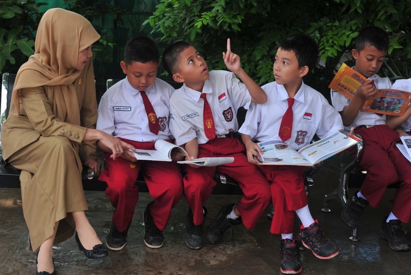 sejumlah siswa membaca bersama pada pekan membaca di sekolah 160412162710 283