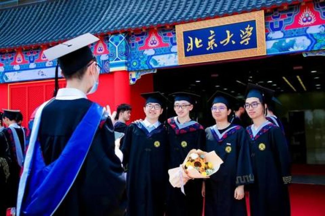 mahasiswa universitas beijing sedang berfoto saat wisuda qh6srifko9